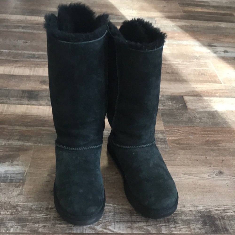 Used Excellent Condition Ugg Tall Black Bow tie 9